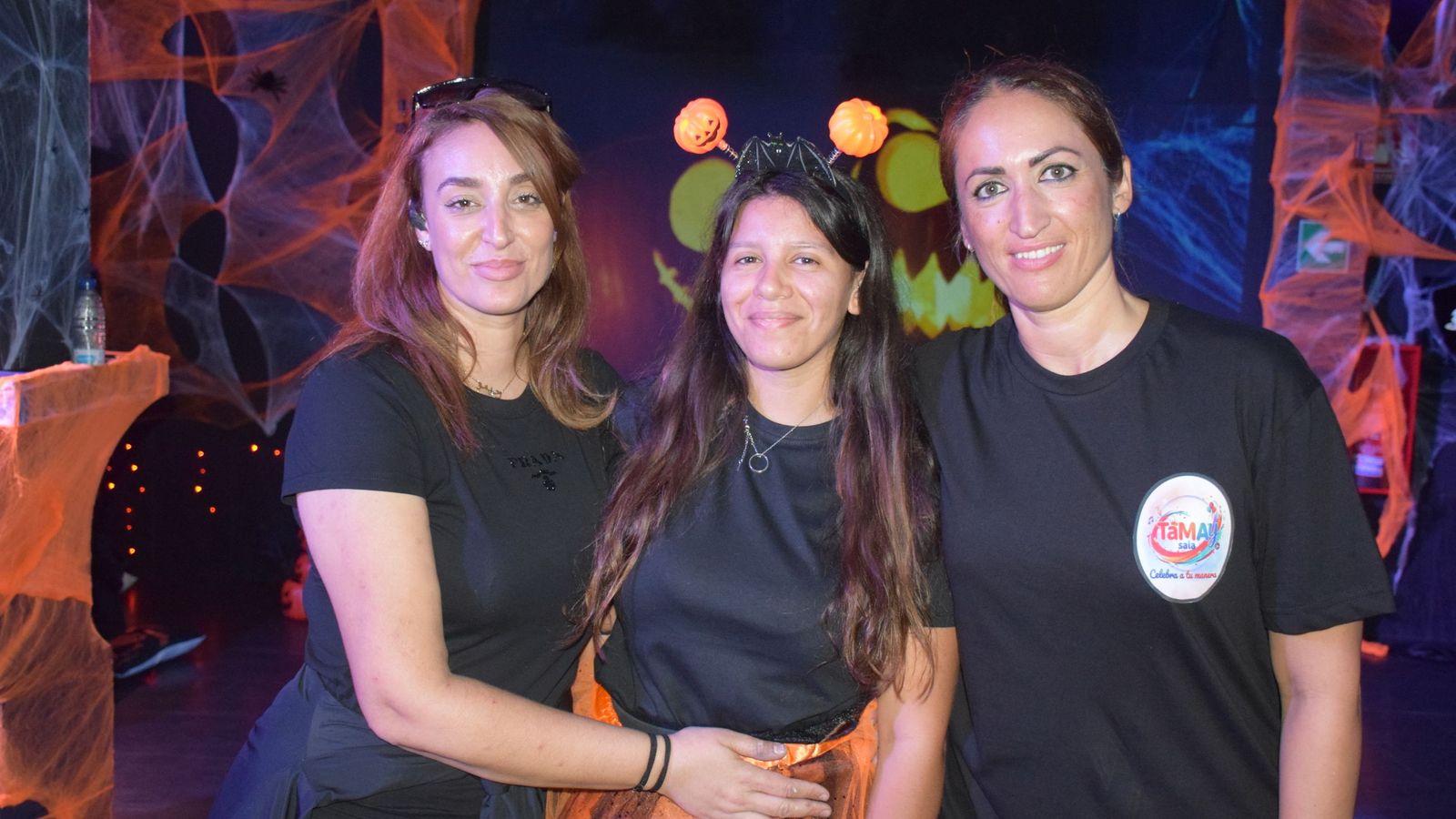 La dueña de Sara Zein, Himo Mohamed, y la trabajadora Nabila Selaj junto a la responsable de la Sala Tamay, Aida Salvador La dueña de Sara Zein, Himo Mohamed, y la trabajadora Nabila Selaj junto a la responsable de la Sala Tamay, Aida Salvador
