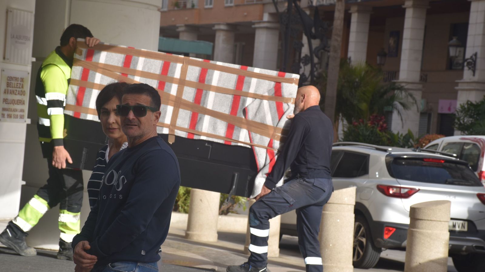 Operarios llevando a cabo la mudanza.