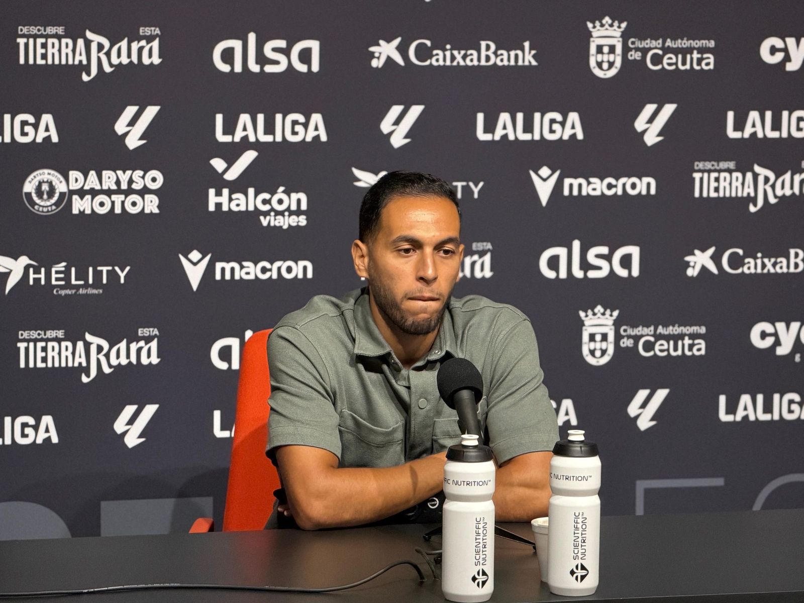 Anuar, en rueda de prensa