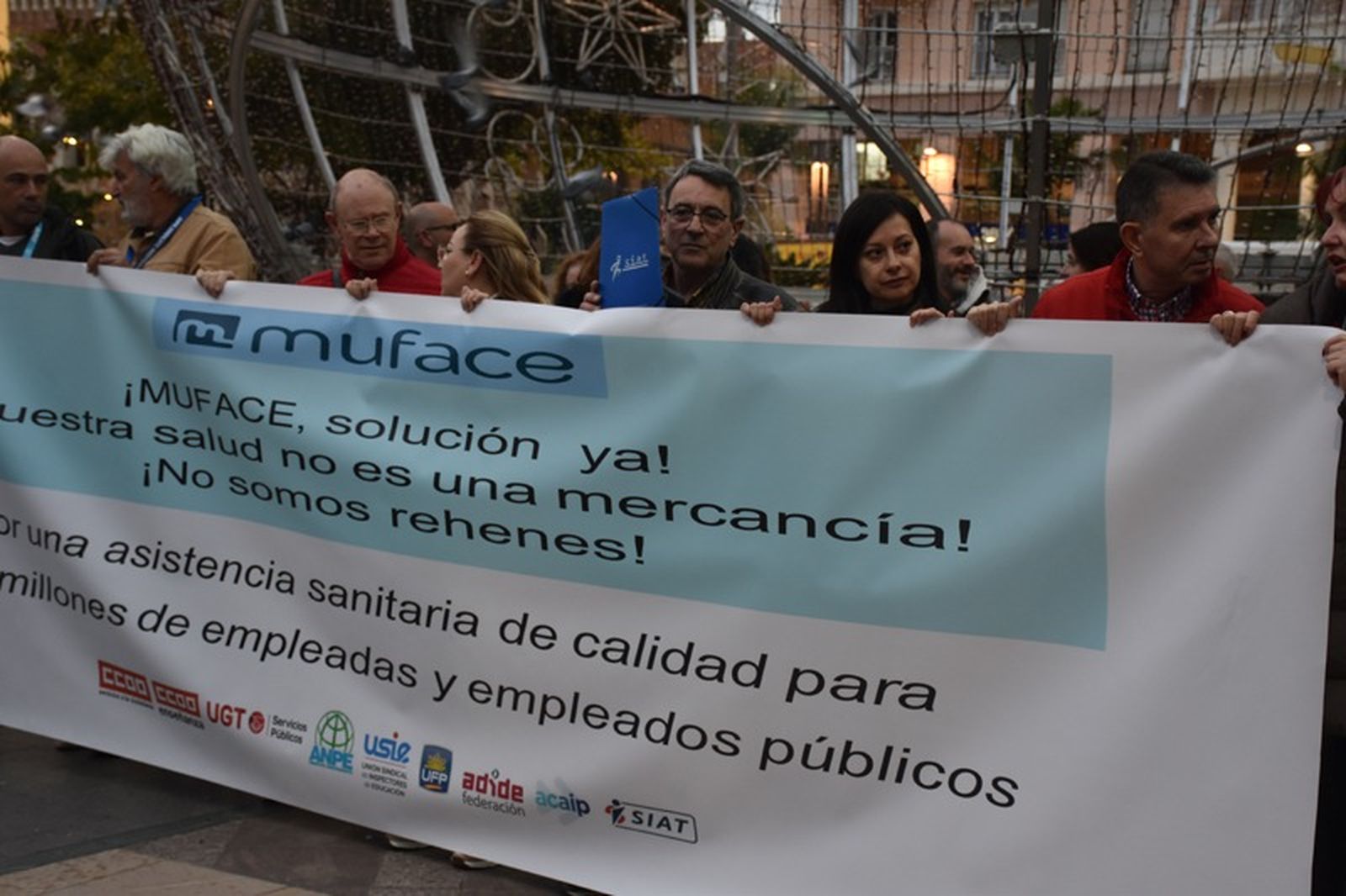 Miembros de CCOO y UGT concentrados frente a la Delegación del Gobierno  hace semanas. / FOTO G.S.