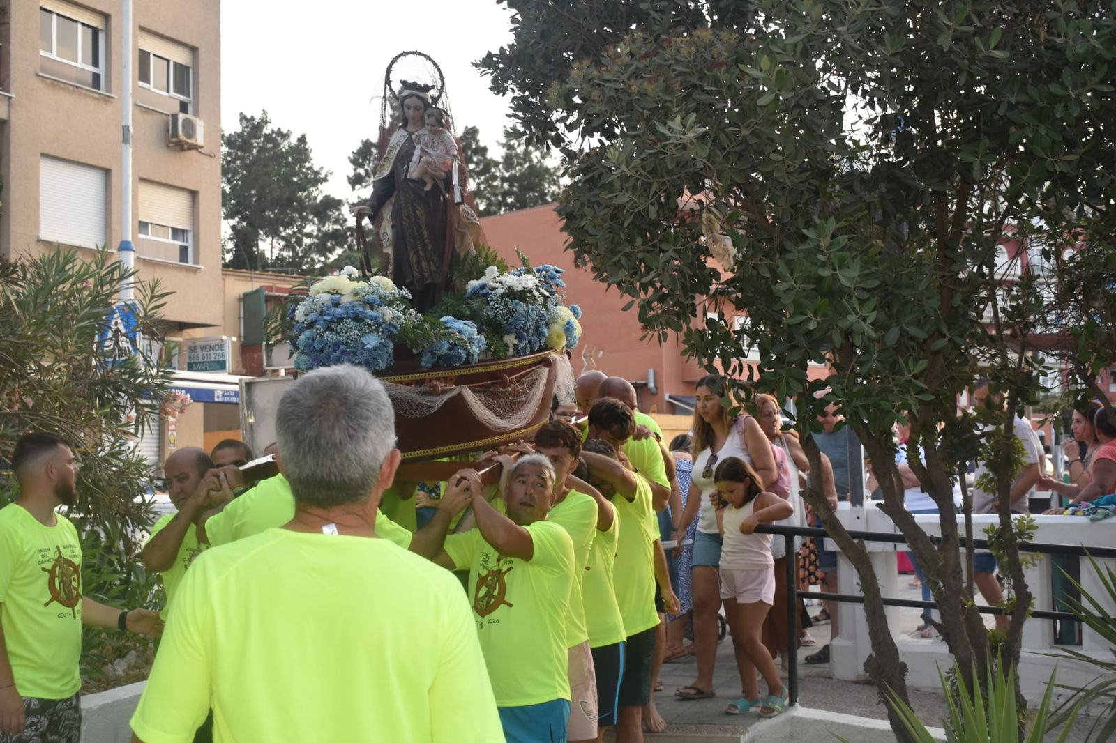La Virgen del Carmen del Puerto encandila la barriada de Villajovita