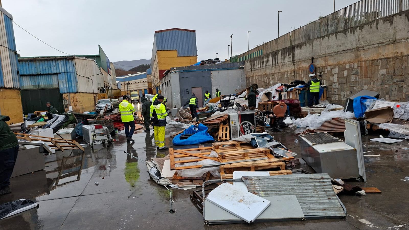 Los servicios de limpieza trabajan tras el desalojo de asentamientos ilegales de inmigrantes