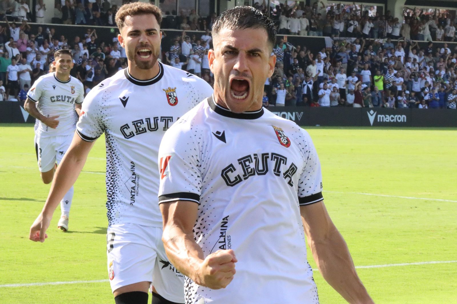 El lateral izquierdo de la AD Ceuta FC, José Joaquín Matos, celebra el primer gol del conjunto caballa ante el CD Mirandés en el Alfonso Murube