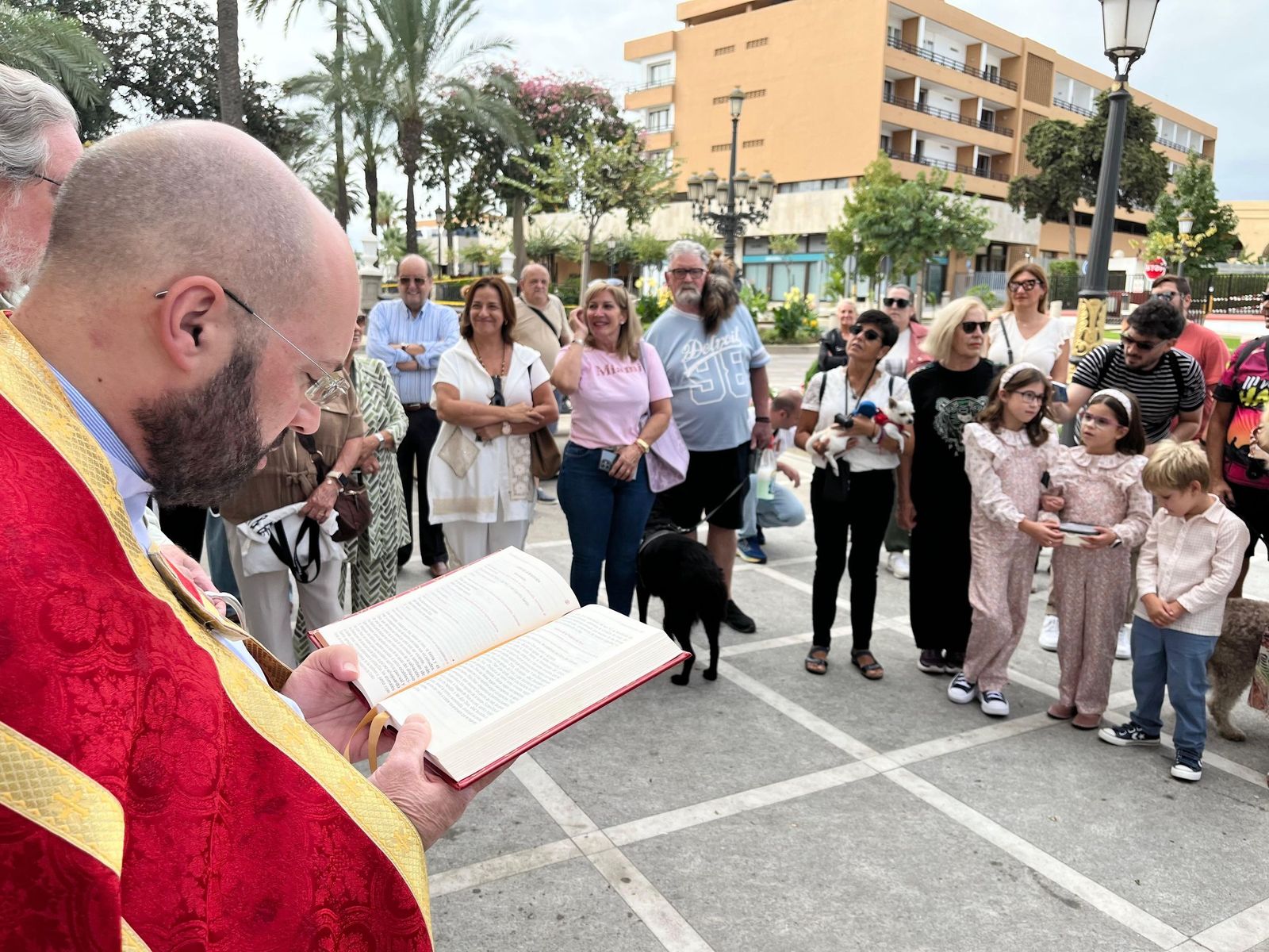 El vicario bendice a los animales de Ceuta por San Daniel