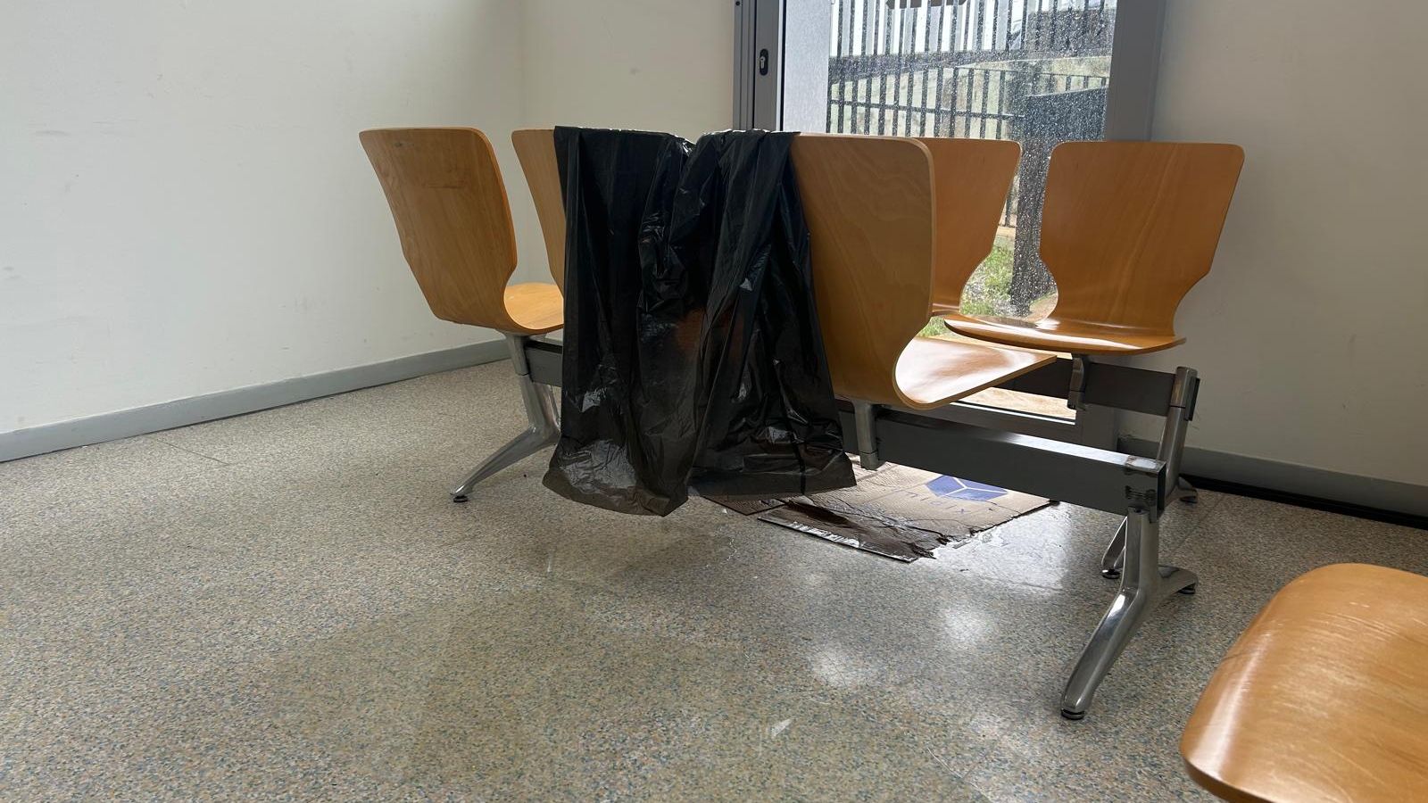 Charcos de agua en un pasillo de Consultas Externas del HUCE