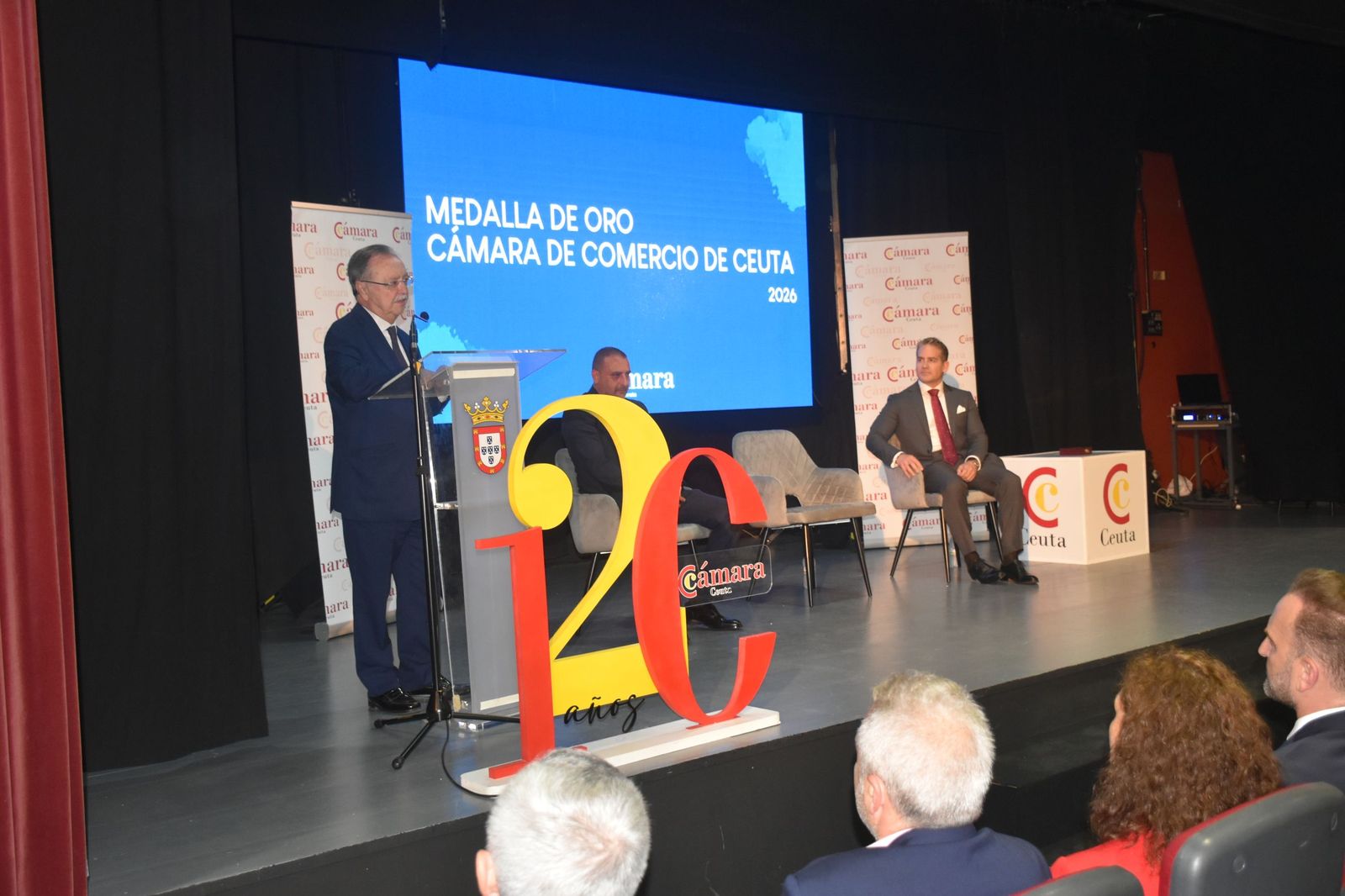 Luhay Hamido recibe la Medalla de Oro de la Cámara por su compromiso con el deporte ceutí