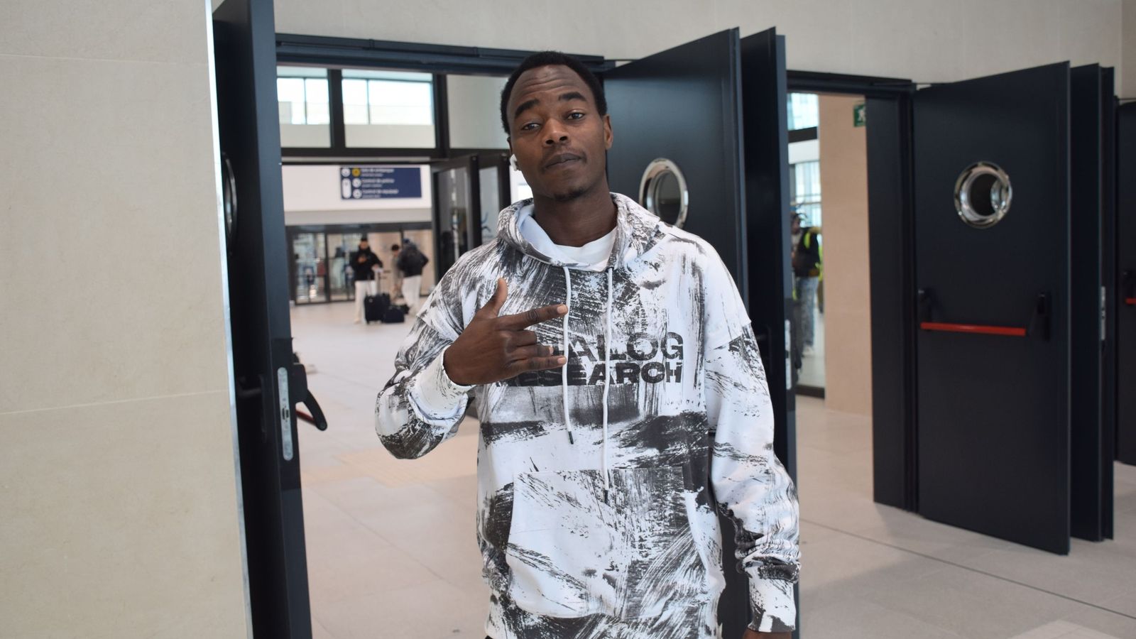 Residentes del CETI posan en la Estación Marítima, desde donde tomaron un barco hacia Algeciras