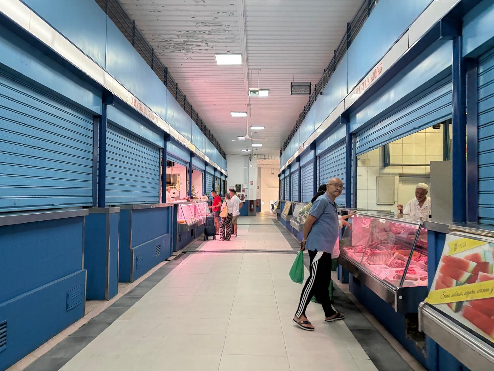 Muchos puestos del Mercado Central aguantan abiertos “hasta lo que se pueda”