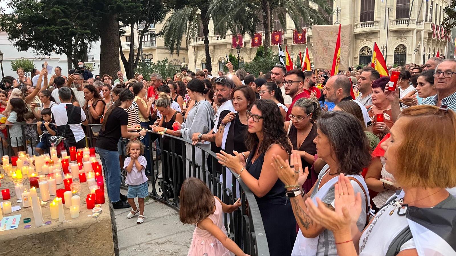 La plaza de África se llena de velas y mensajes de apoyo para Ceuta