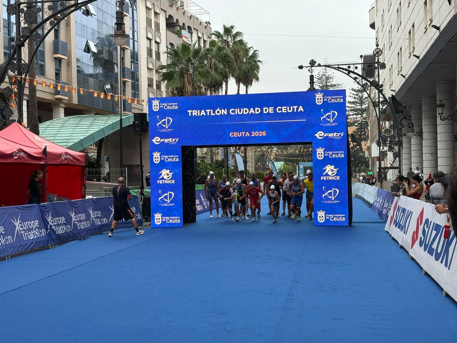 Los aficionados al triatlón en Ceuta se reúnen para participar en el Acuatlón Popular 'Juan Mur' y en la Phoenix Kids Triathlon