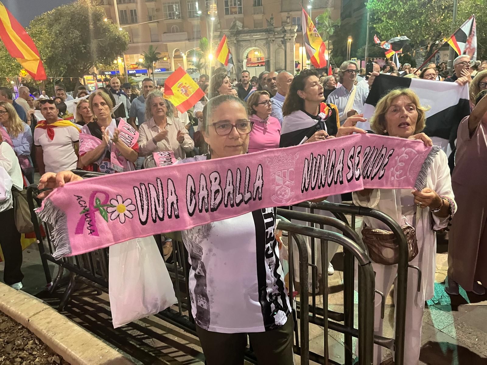 Ceuta no se rinde: Unos 200 ciudadanos vuelven a alzar la voz contra el Gobierno por la invasión