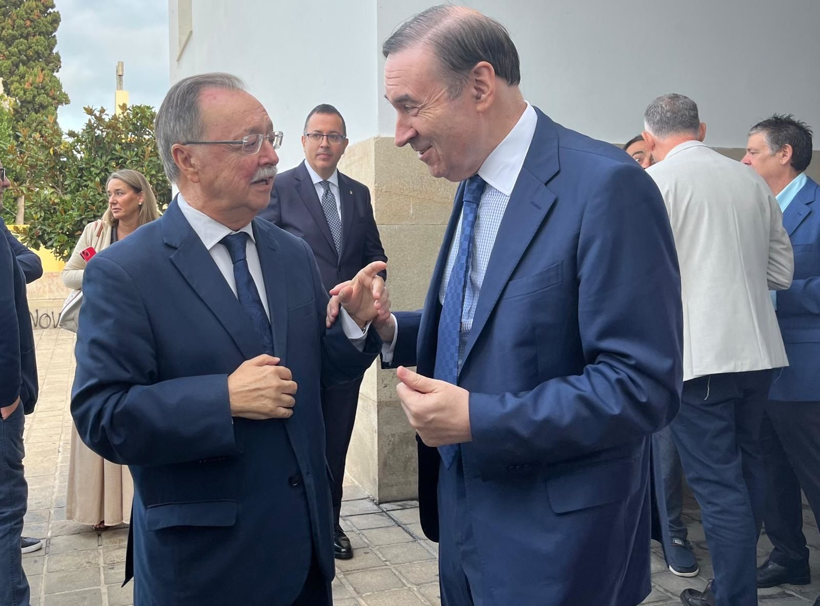 Vivas y Ramírez conversan antes del inicio de las sesiones