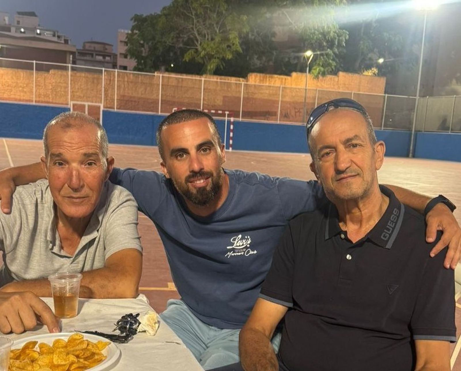 Dris Ahmed, en el centro de la imagen, durante una celebración con sus vecinos en la fase 2 del polígono