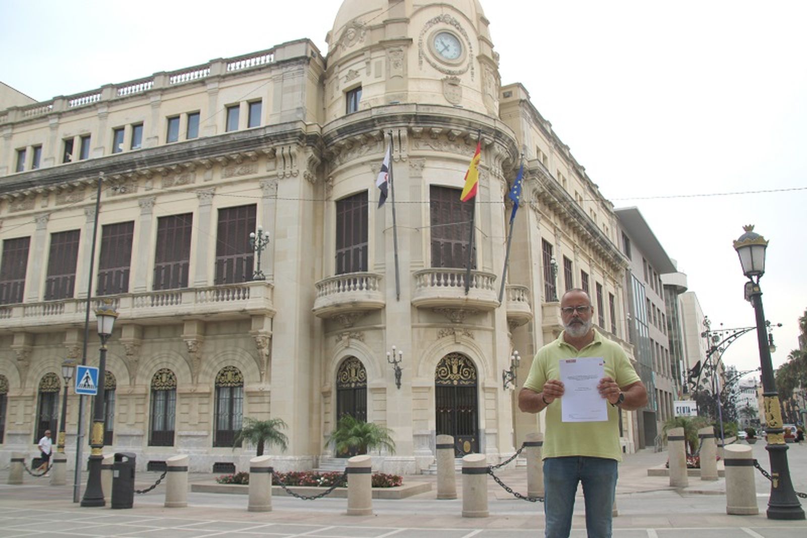 Ángele Lara en la puerta del Palacio de la Asamblea. / FOTO CEDIDA