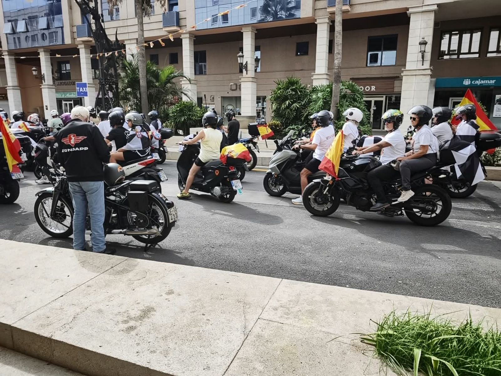 Cientos de motoristas se manifiestan por las calles de Ceuta