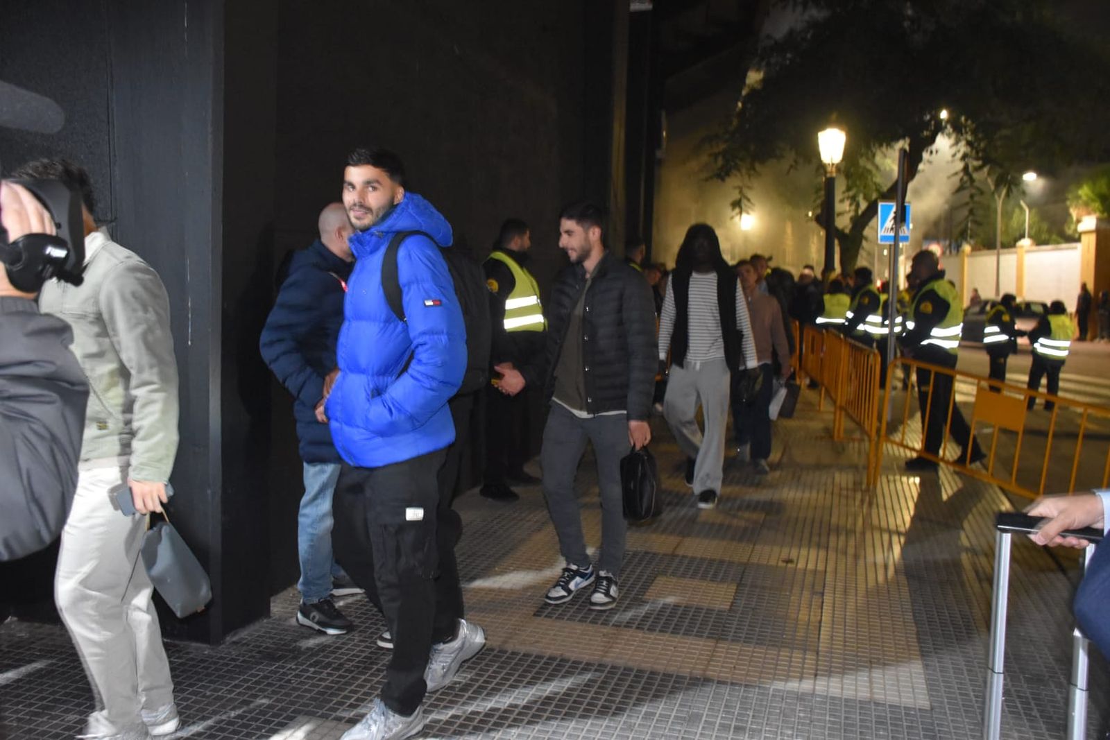 Los jugadores de ambos equipos ya llegan al Alfonso Murube