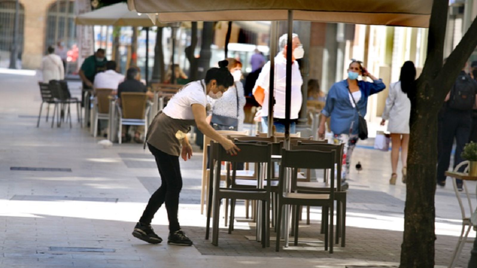 9746_camarera-mascarilla-prepara-terraza_ediima20200518_0959_20