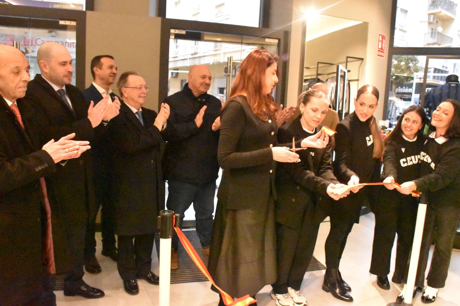 La AD Ceuta inaugura su nueva tienda con la presencia de Vivas y Luhay