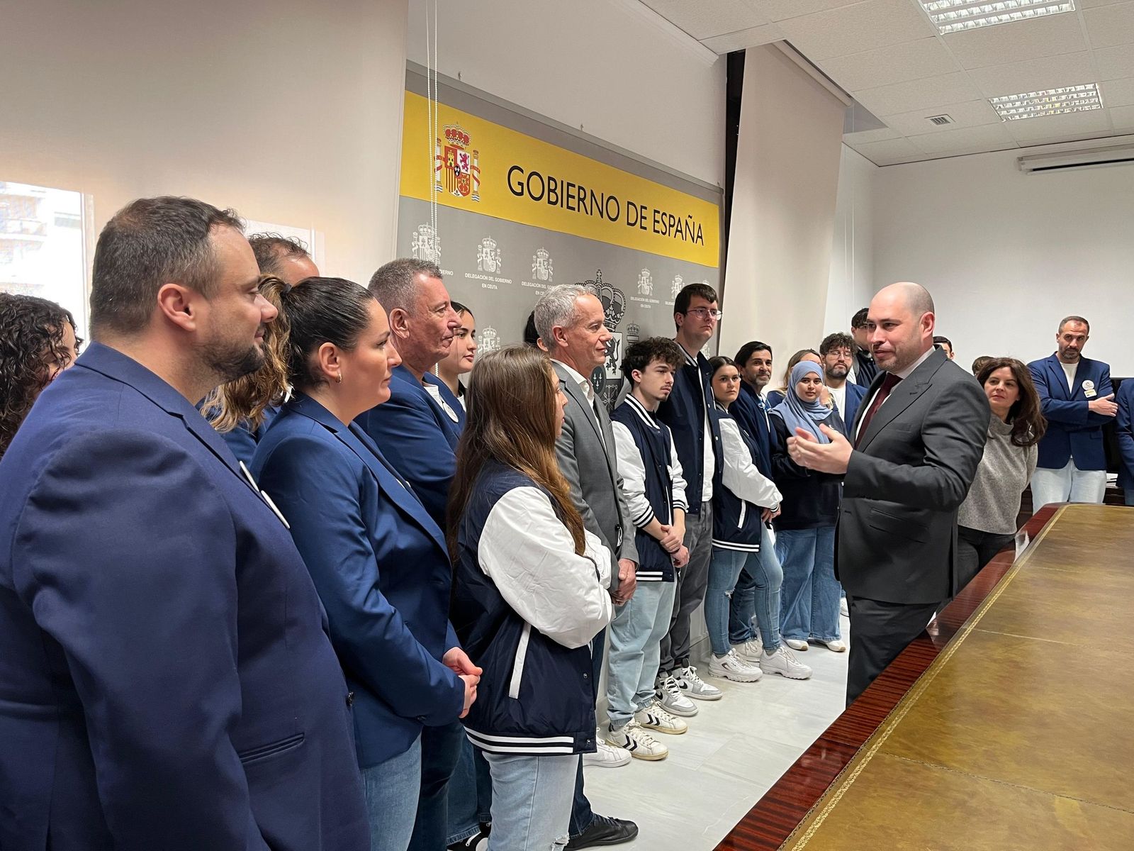 El delegado del Gobierno, Miguel Ángel Pérez Triano, conversa con los alumnos