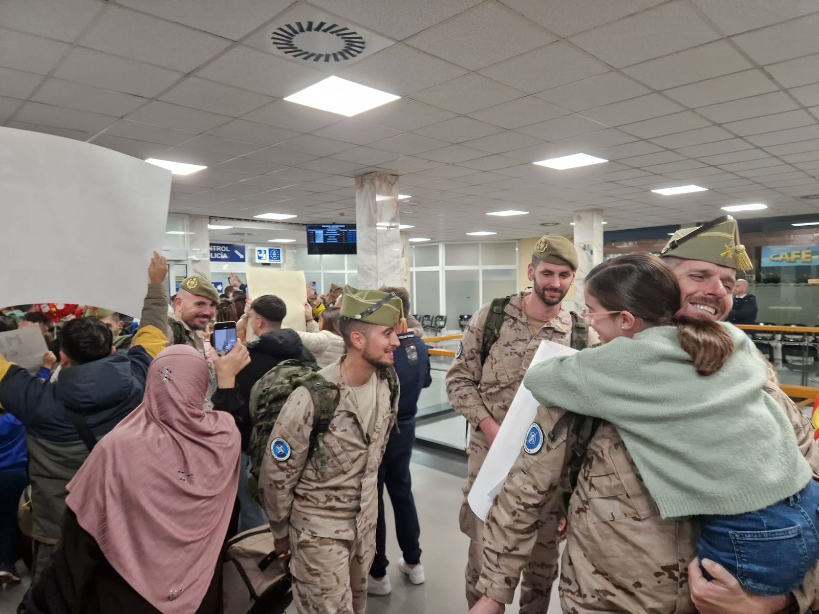 FOTOGALERÍA | De Irak a los brazos de su gente: fotogalería del regreso de la COMGECEU