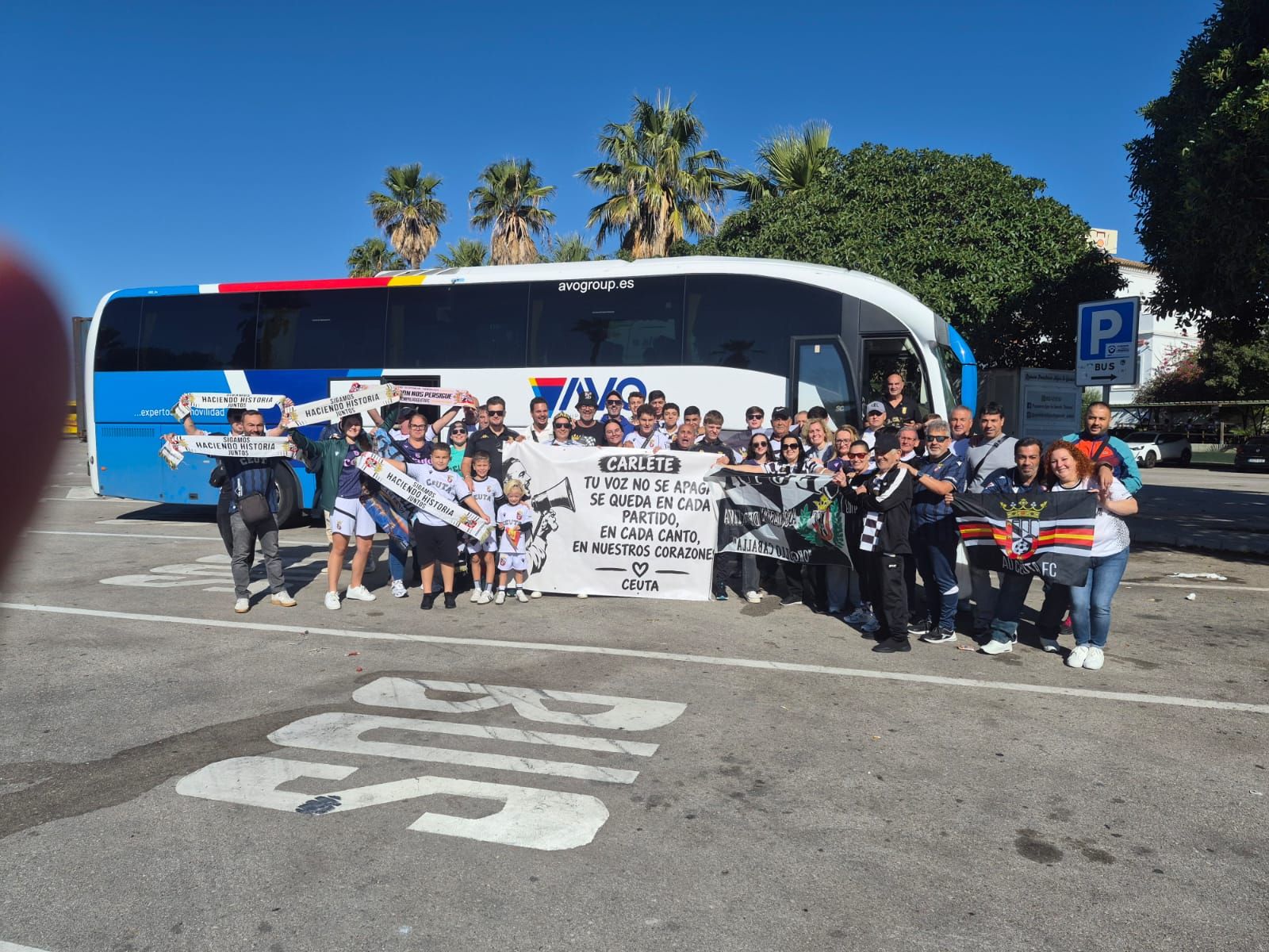 Aficionados ceutíes apoyando al Ceuta