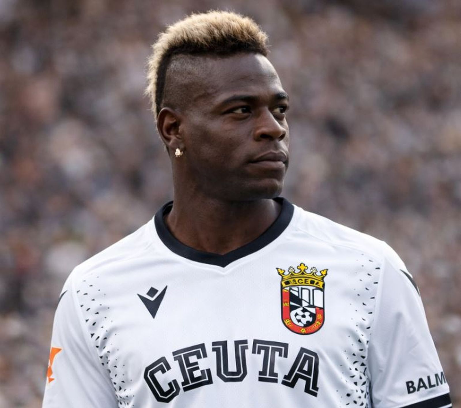 El jugador, con la camiseta del Ceuta