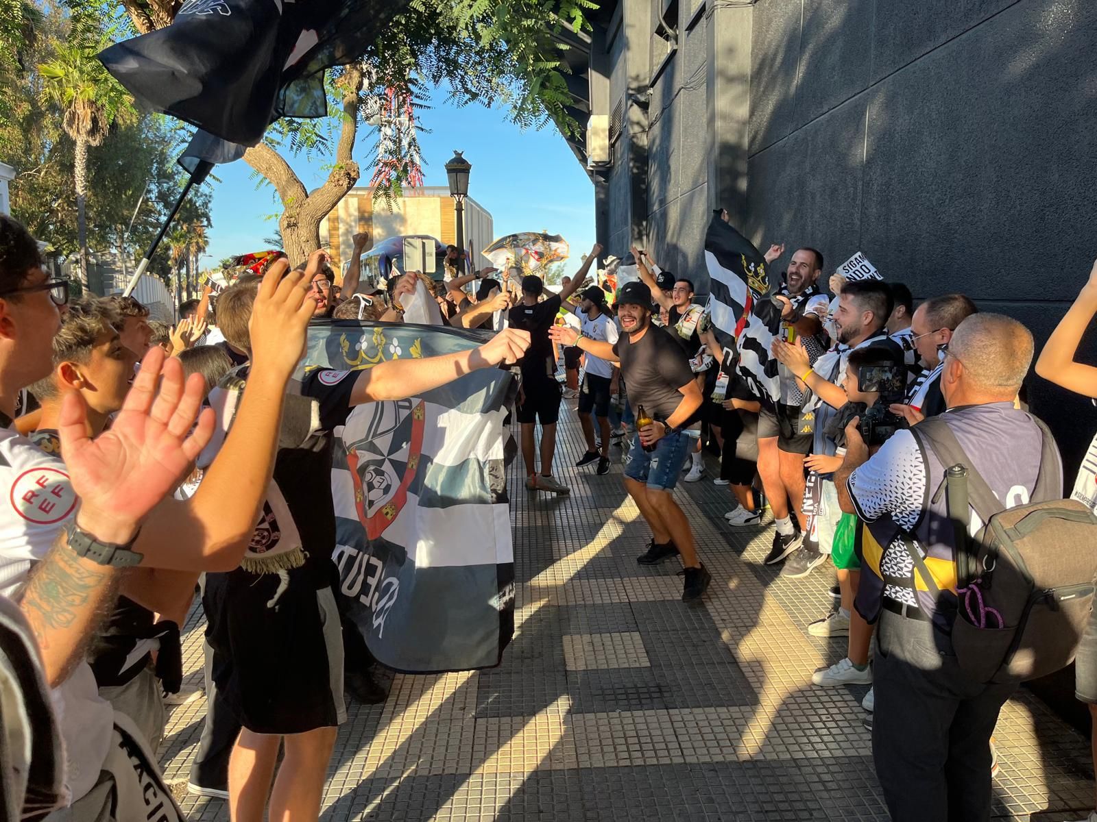 ‘Corteo’ de los ceutíes para animar a su equipo cerca del ‘Murube’ ‘Corteo’ de los ceutíes para animar a su equipo cerca del ‘Murube’