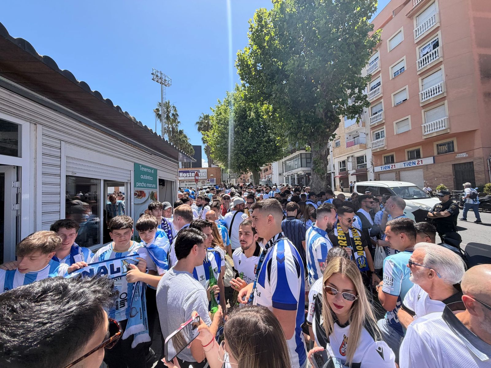 Aficionados en la previa del partido