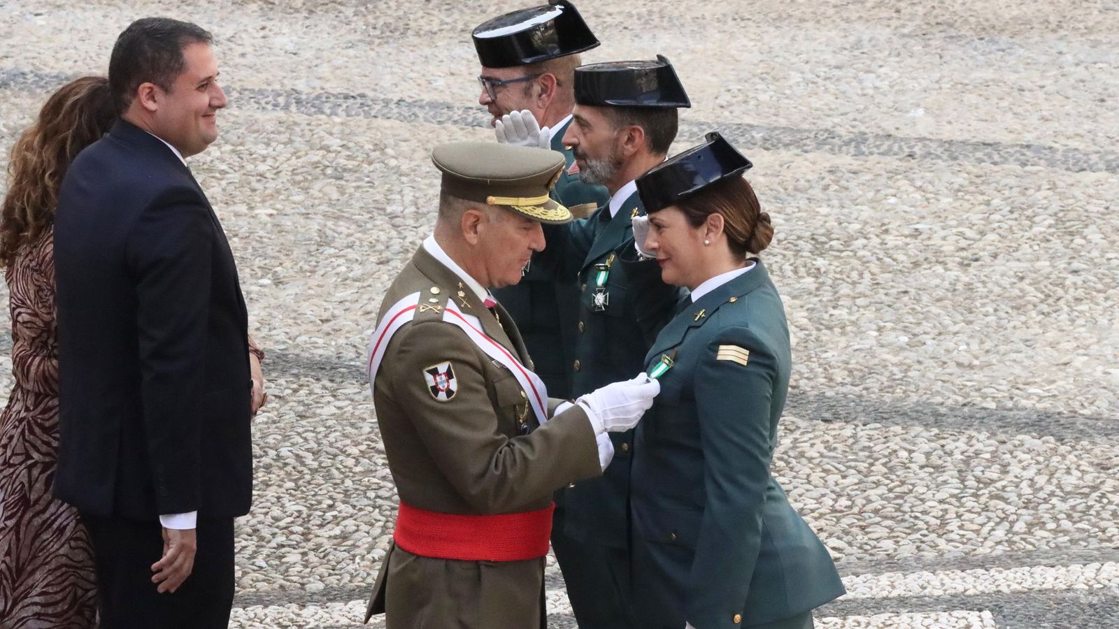 Entrega de distinciones durante el acto