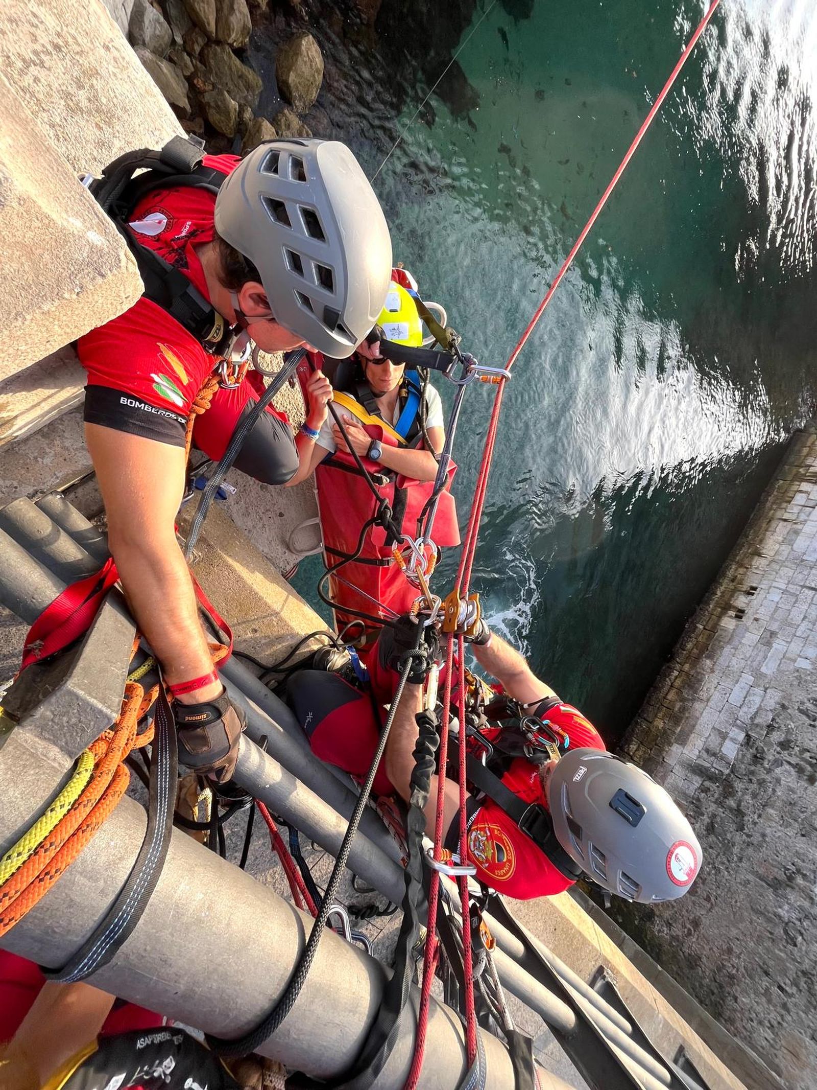 Operaciones de rescate vertical por toda la ciudad