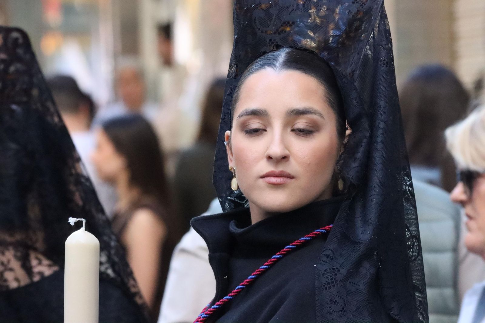 Cuarenta y cinco hombres bajo las trabajaderas y uno "ayudando desde el cielo"
