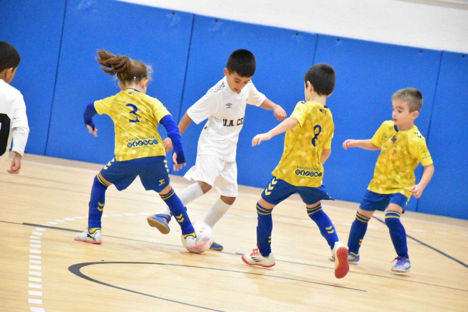 Los prebenjamines en el pabellón de Santa Amelia