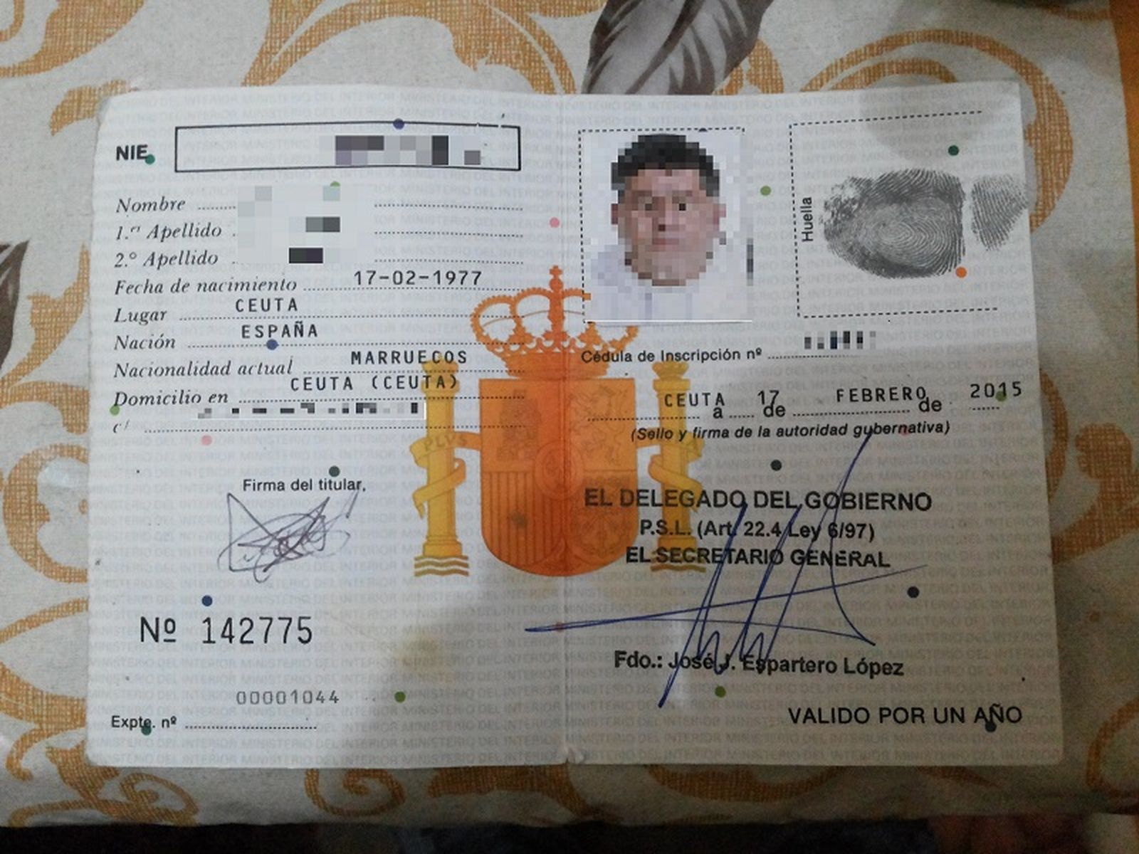Un permiso de residencia en el que se puede leer que el individuo nació en Ceuta, pero tiene nacionalidad marroquí/ FOTO REDUAN