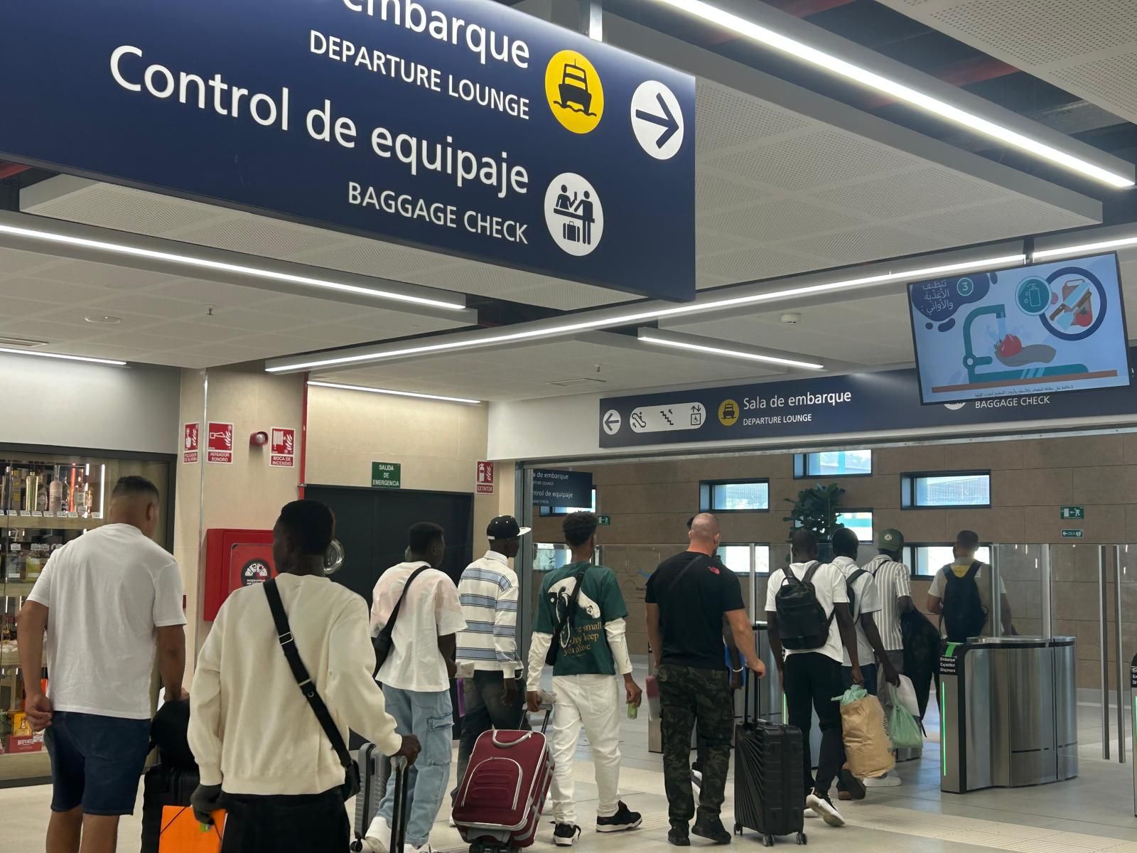 Un grupo de 14 migrantes del CETI, en la Estación Marítima para poner rumbo a la península