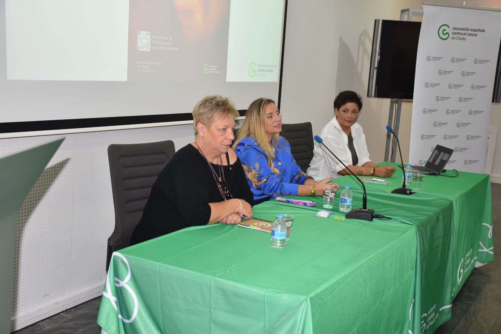 Maite, Miriam y Gema, que pasaron por el cáncer de mama, durante el acto de ayer, en el que relataron sus experiencias Maite, Miriam y Gema, que pasaron por el cáncer de mama, durante el acto de ayer, en el que relataron sus experiencias