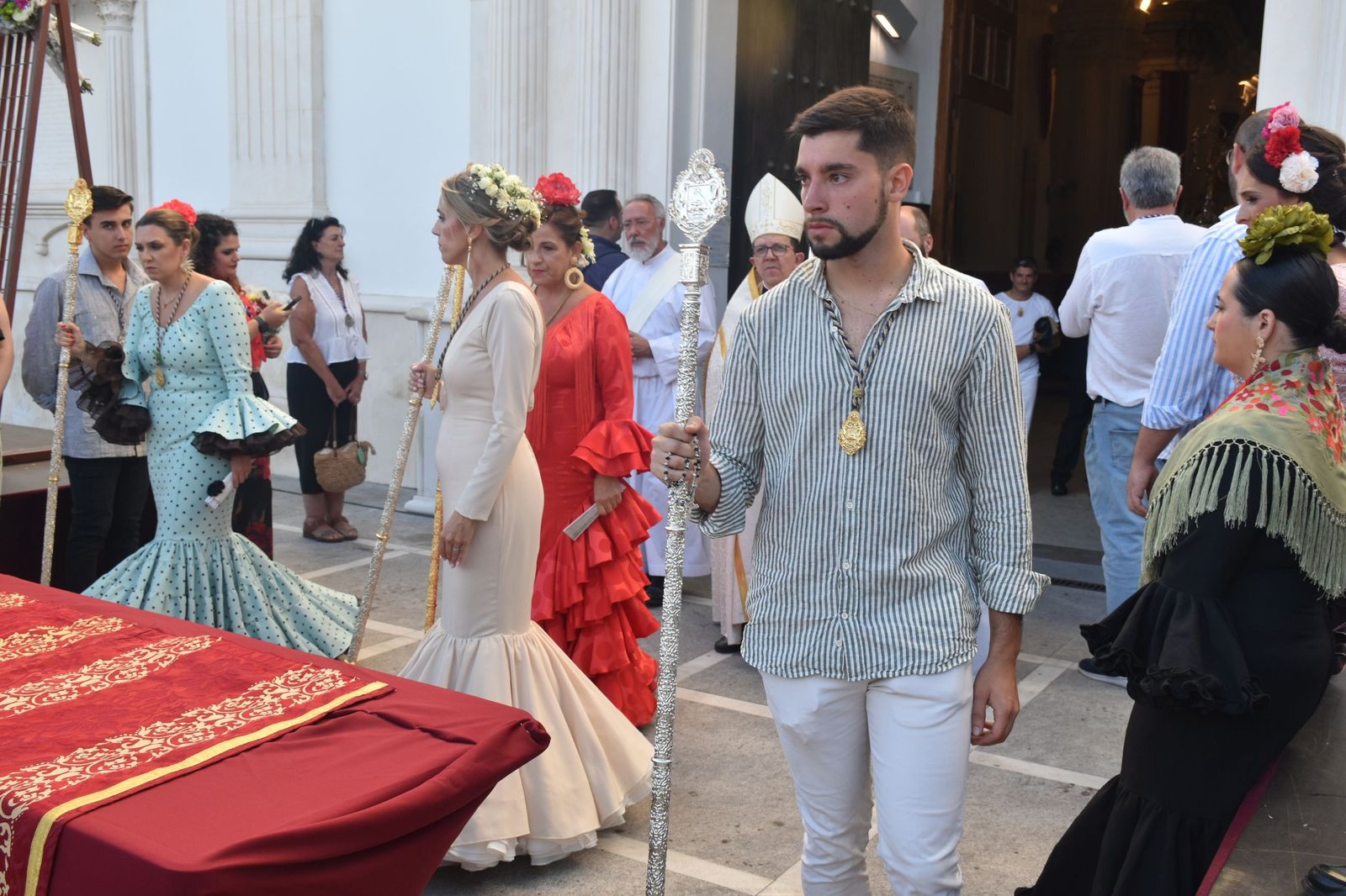 Los ceutíes vuelven a encontrarse con su Madre entre flores, esperanza y lágrimas contenidas