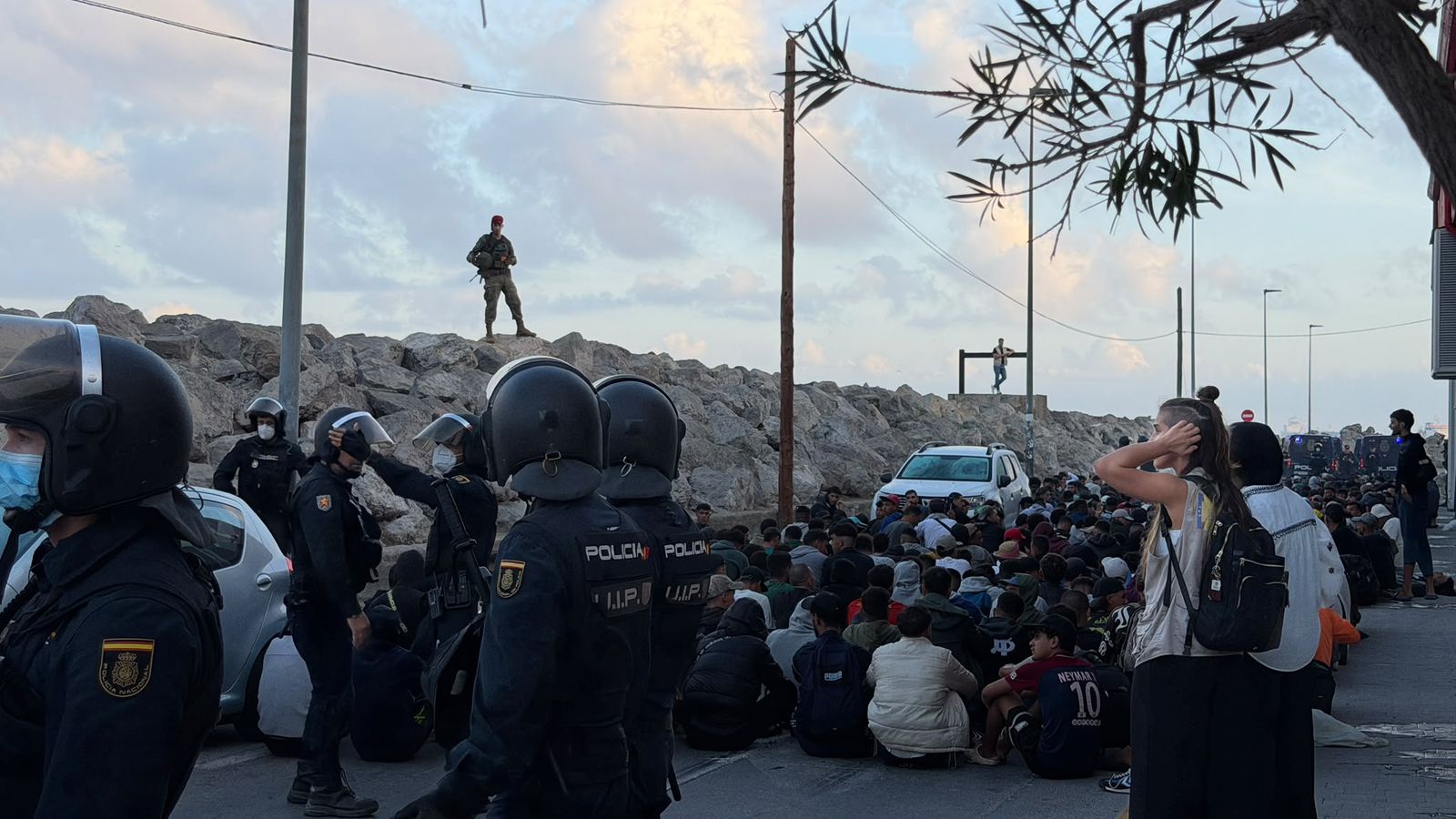Operativo para el traslado de inmigrantes de Benítez y el Trampolín al dispositivo de acogida en el Puerto