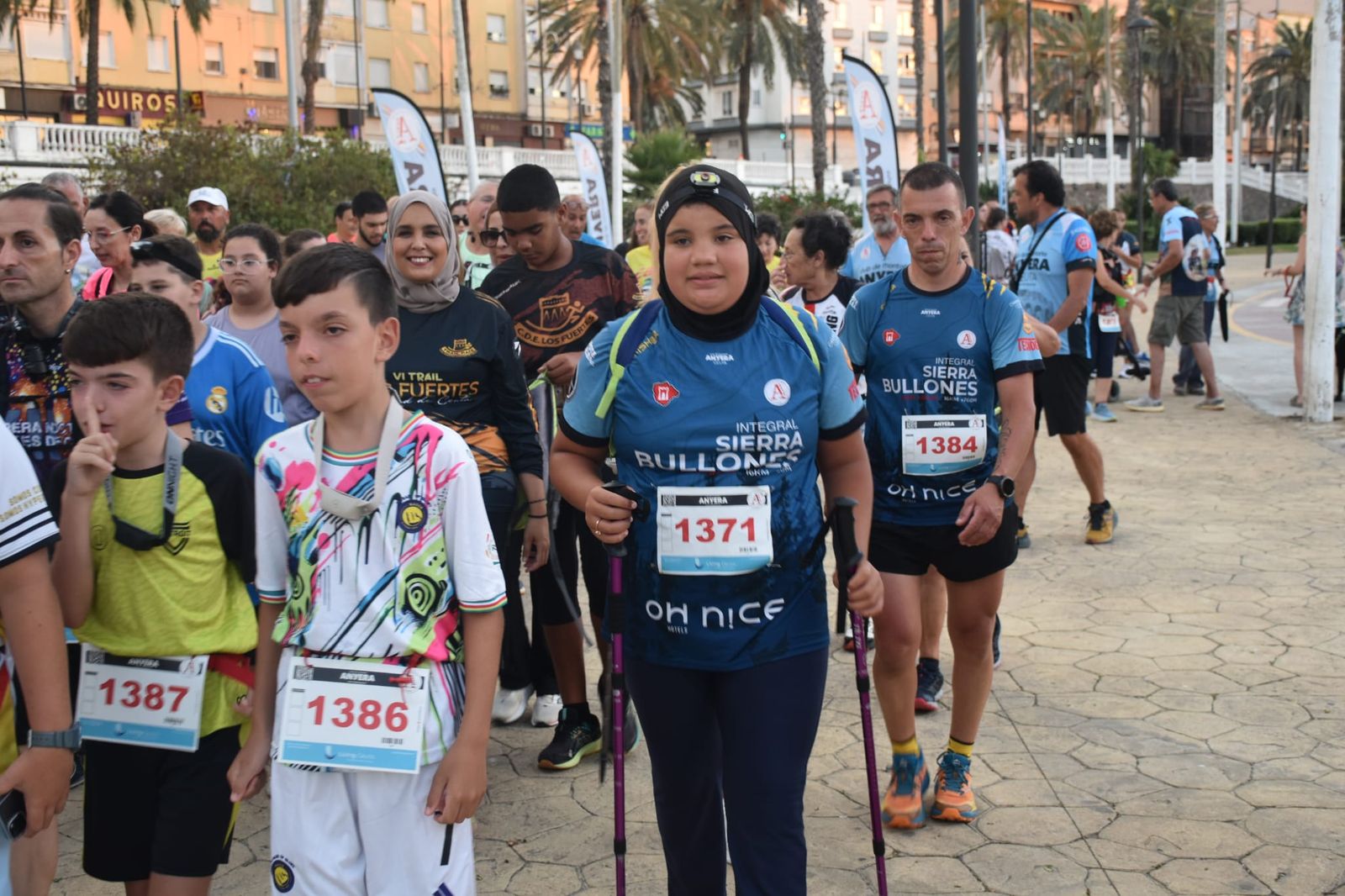 Decenas de senderistas llenan de luz y deporte la XVIII Marcha Nocturna Familiar de Ceuta