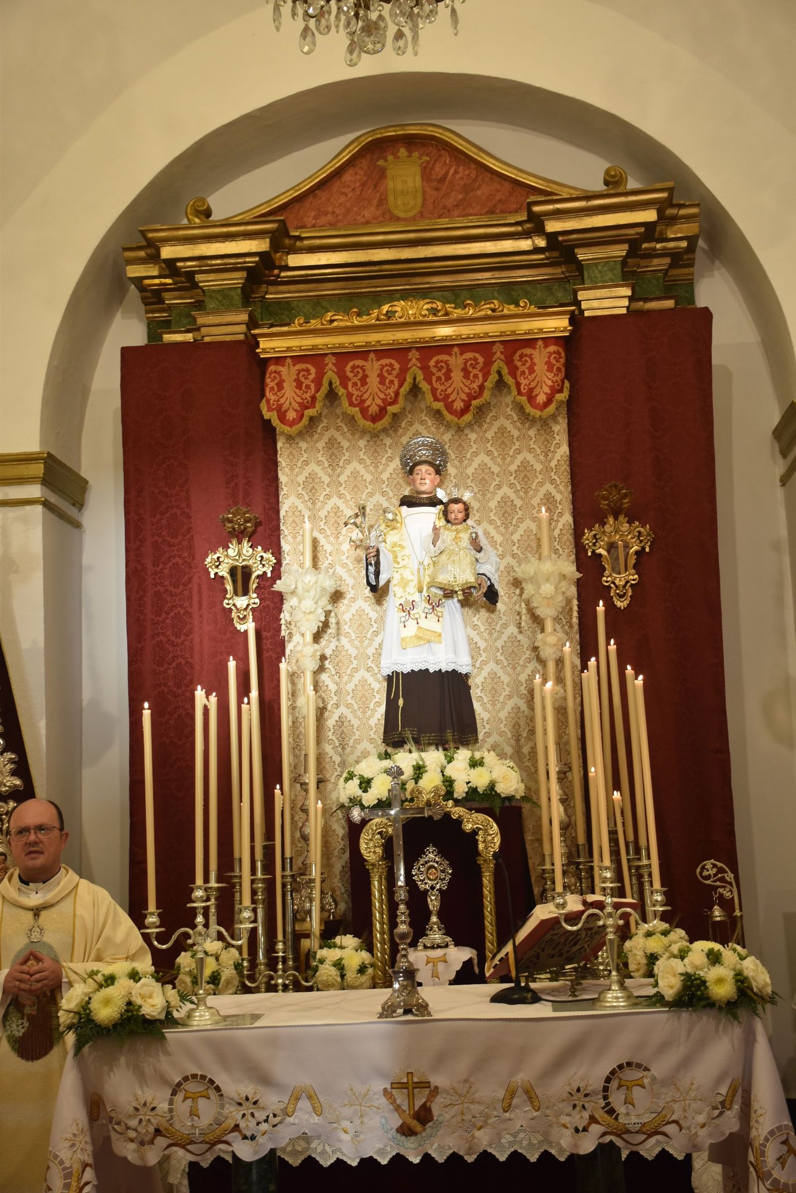 San Antonio enciende la cuenta atrás de su festividad con el inicio del triduo y el alumbrado extraordinario