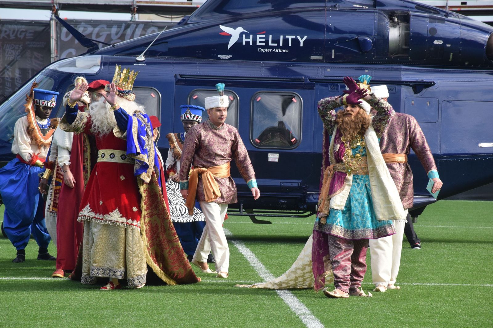 Los Reyes Magos aterrizan en el Alfonso Murube horas antes de la cabalgata