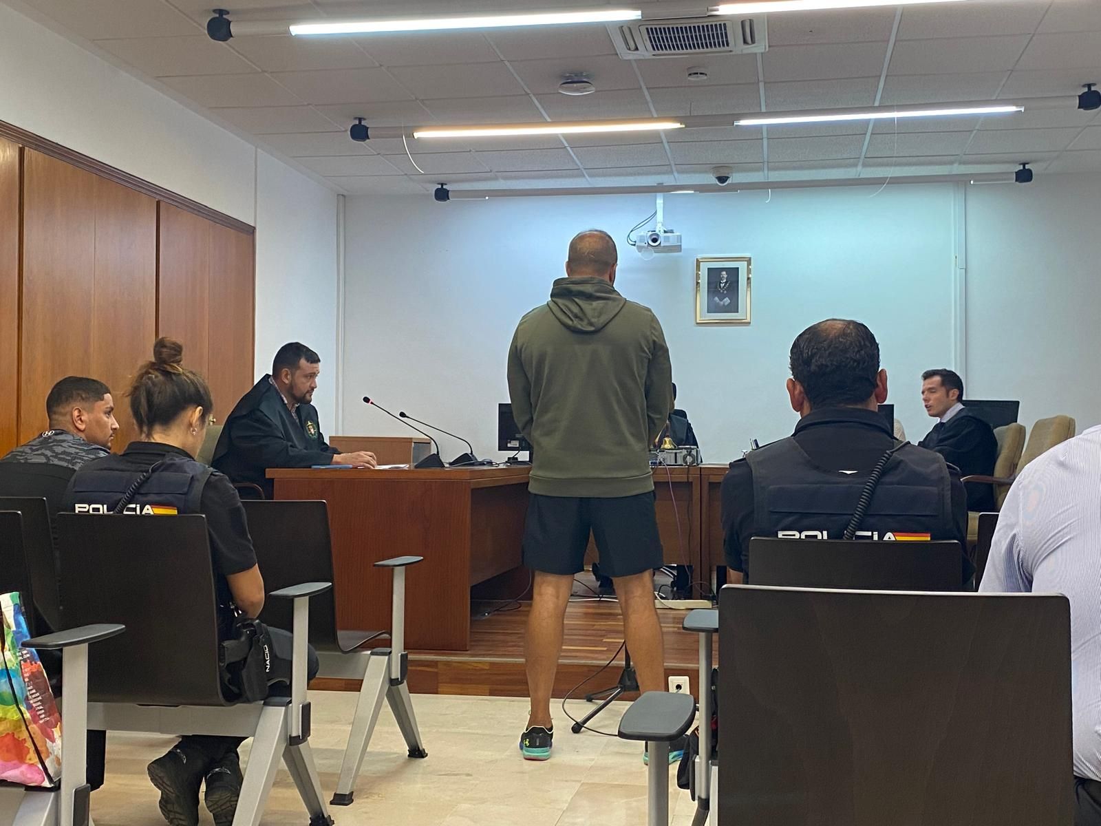 El varón condenado reconoce los hechos mientras que el absuelto permanece sentado en el banquillo.