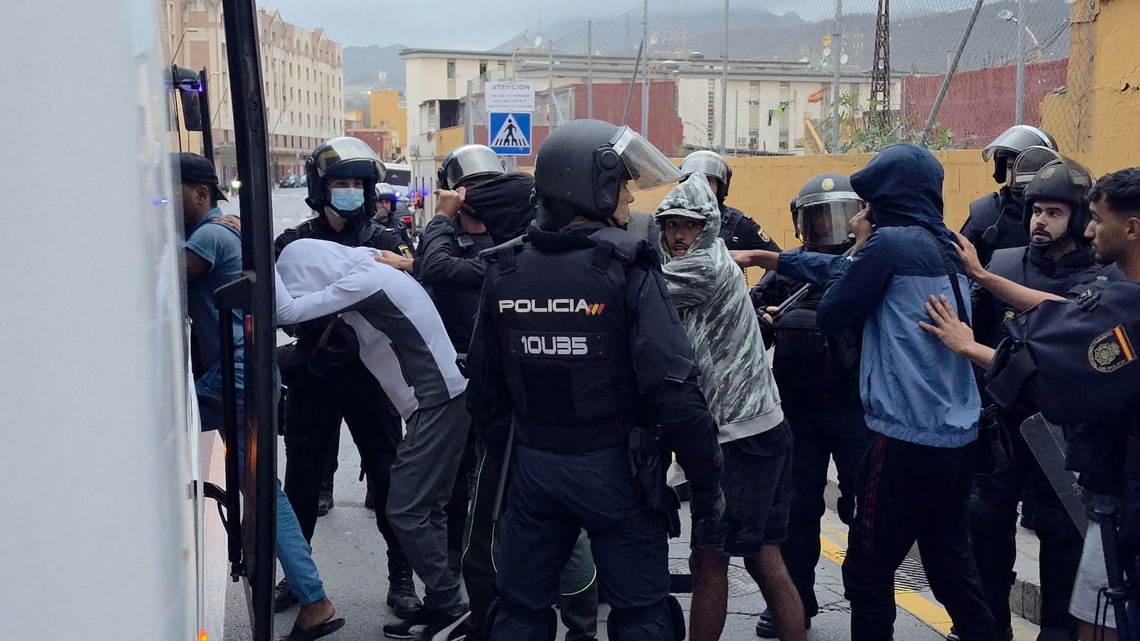 Despliegue policial en Los Rosales y el Tarajal para retirar a los inmigrantes que quedan en las calles