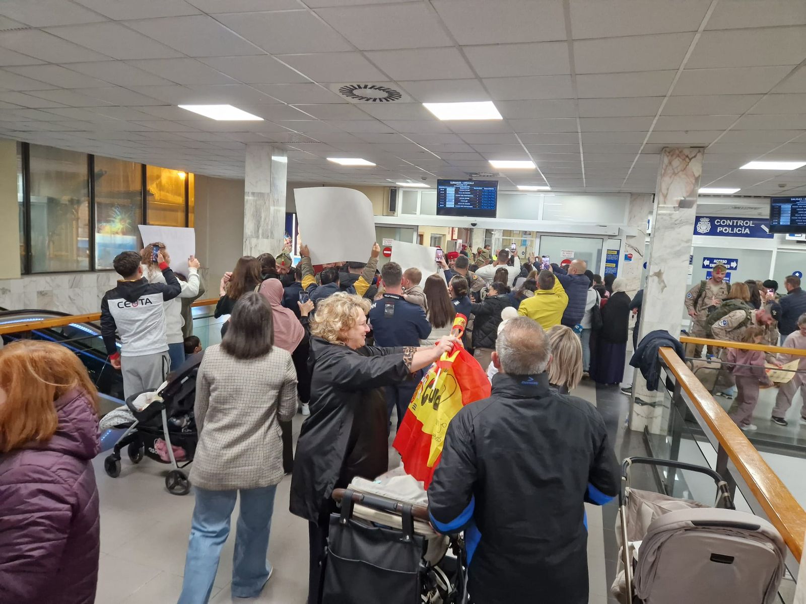 FOTOGALERÍA | De Irak a los brazos de su gente: fotogalería del regreso de la COMGECEU