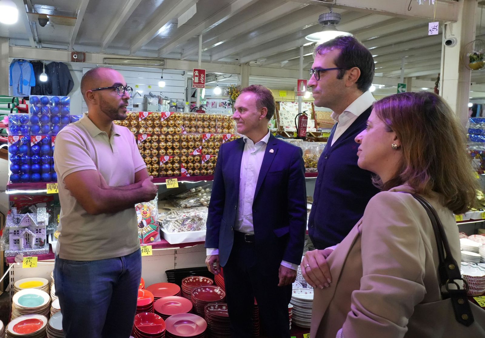 Carlos Cuerpo conoce de primera mano el comercio del Tarajal y los secretos del chocolate Maruja