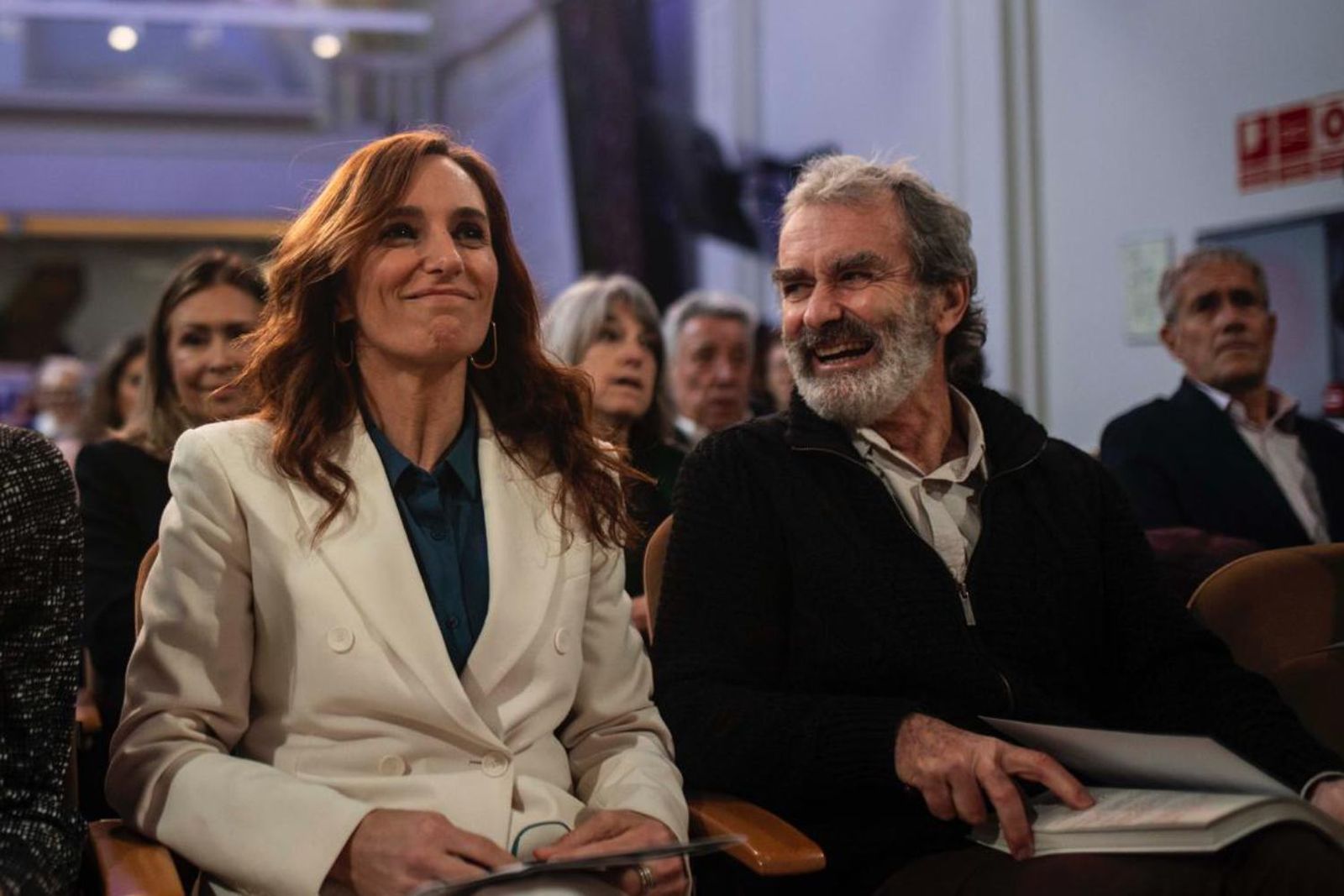 La ministra de Sanidad, Mónica García, junto a Fernando Simón