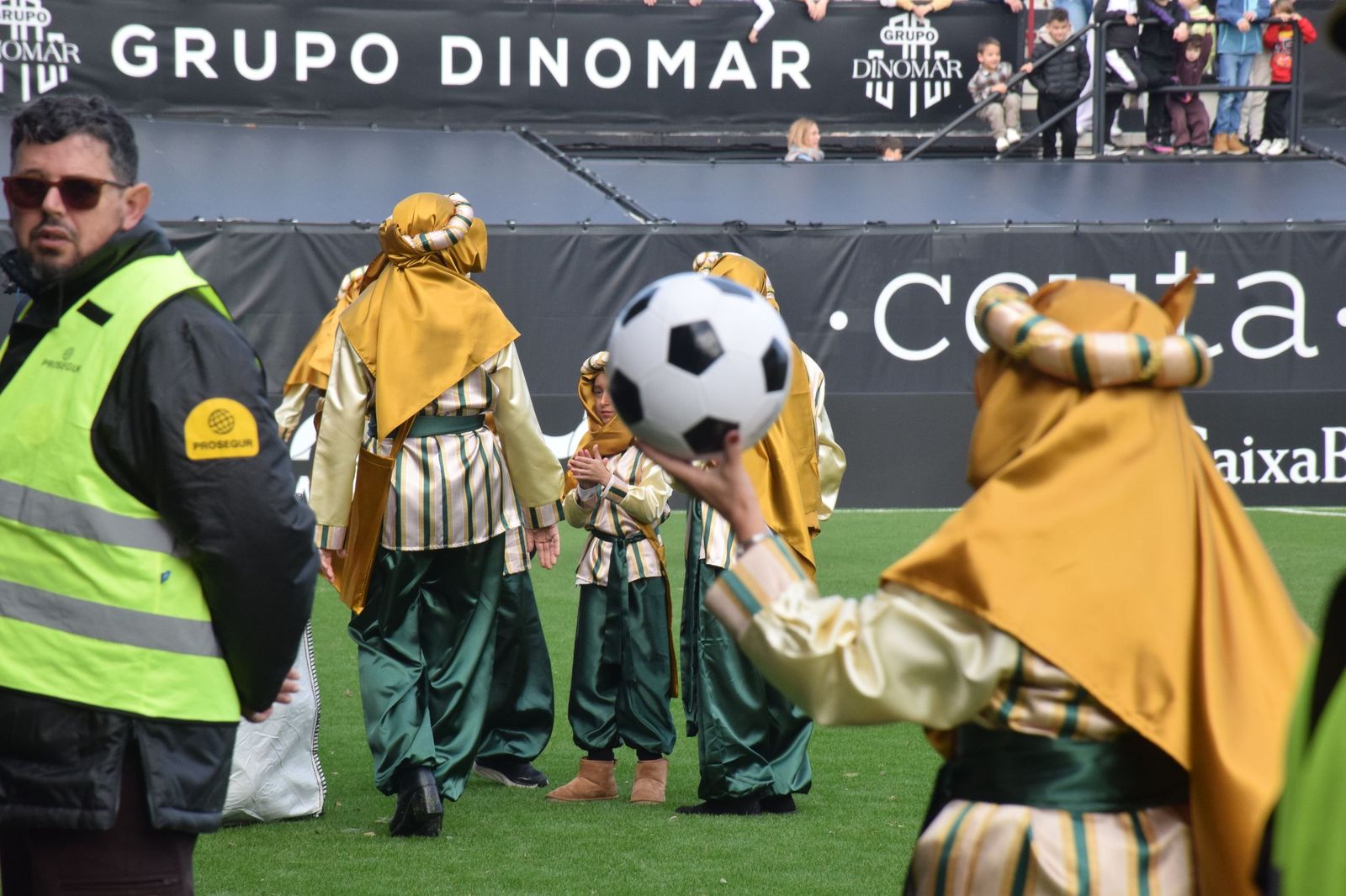 Los Reyes Magos aterrizan en el Alfonso Murube horas antes de la cabalgata