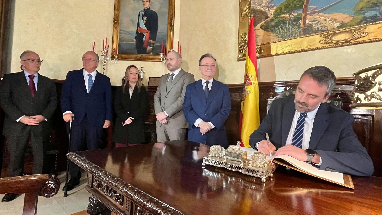 El secretario de Estado de Justicia firma en el Libro de Honor