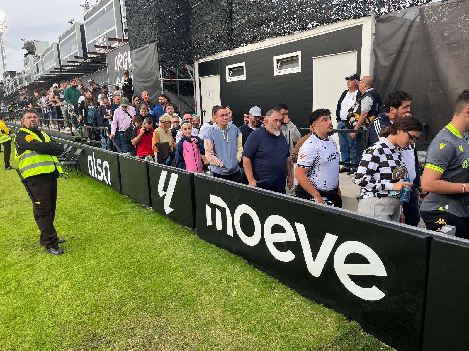 Aficionados del Ceuta saliendo del estadio este domingo