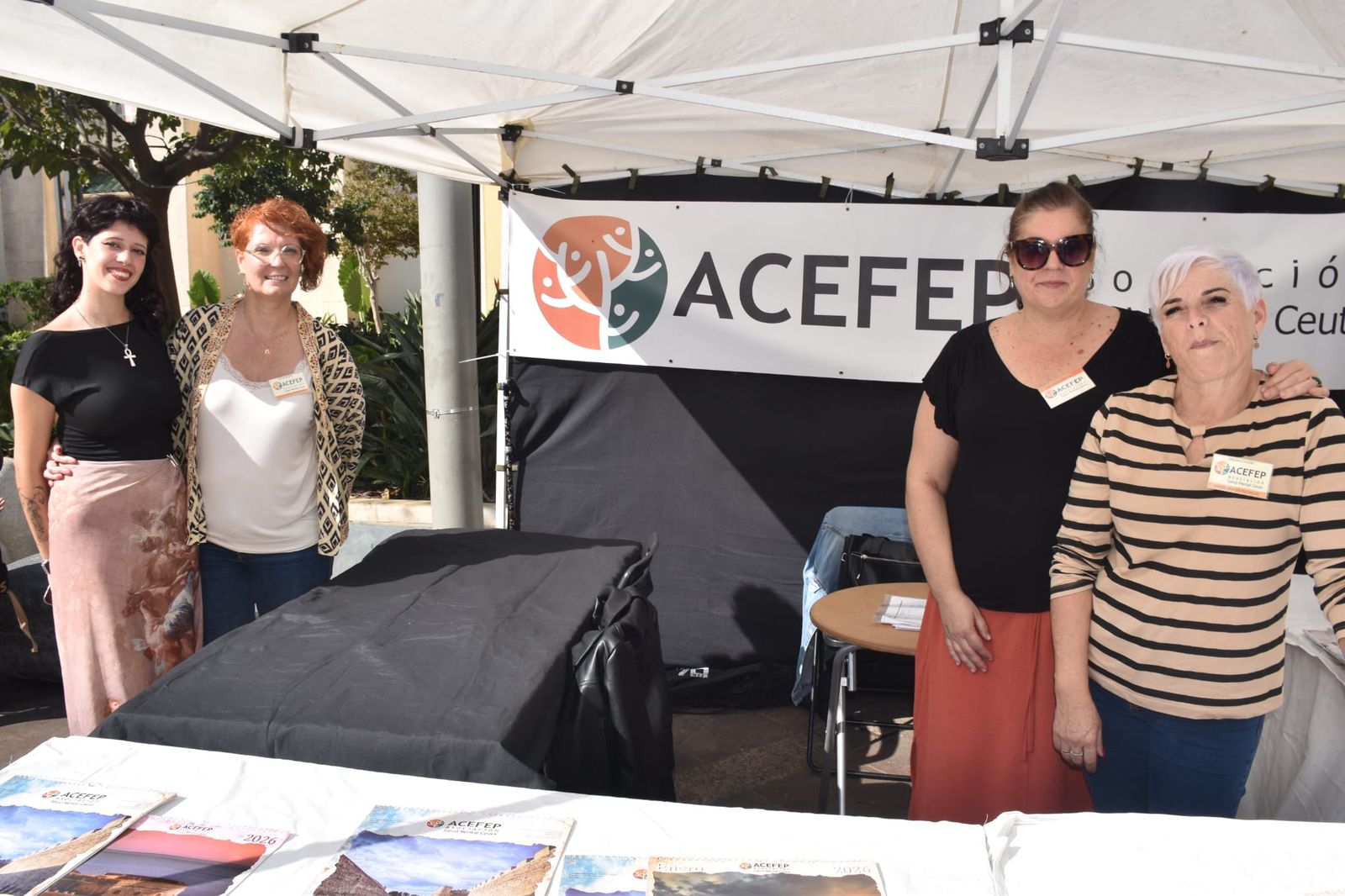 Miembros de ACEFEP durante la jorandade sensibilización organizada por el Día Mundial de la Salud Mental