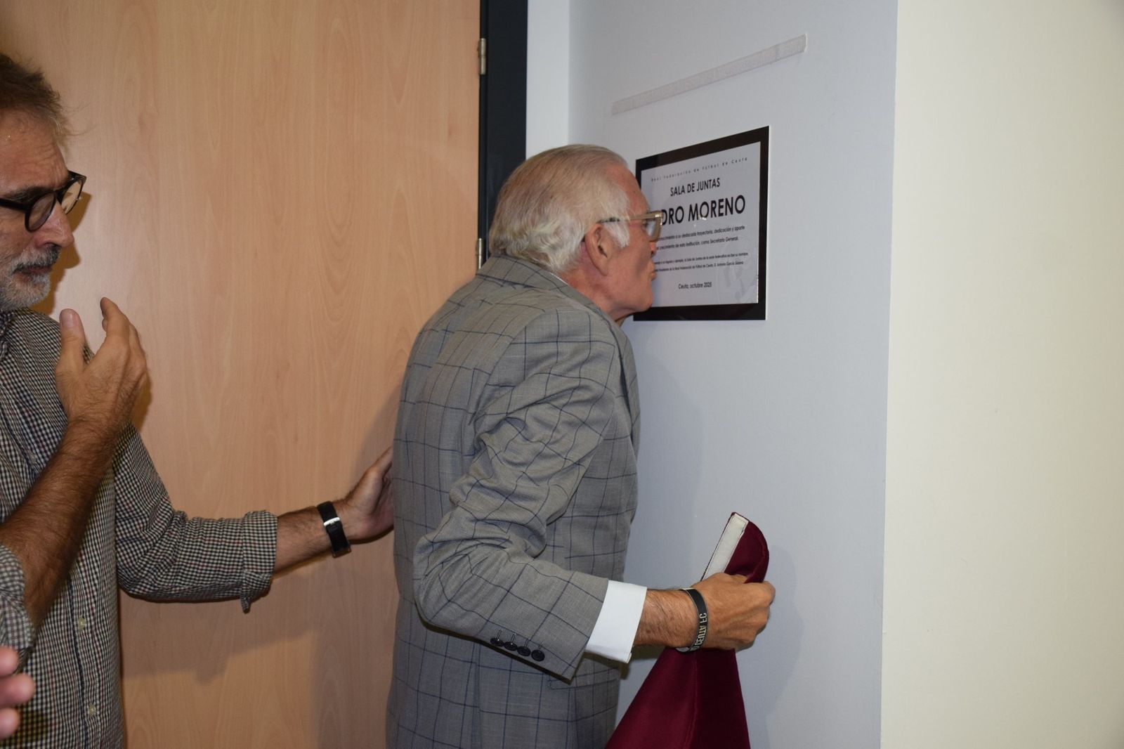 Pedro Moreno ya tiene su placa en la Real Federación de Fútbol de Ceuta